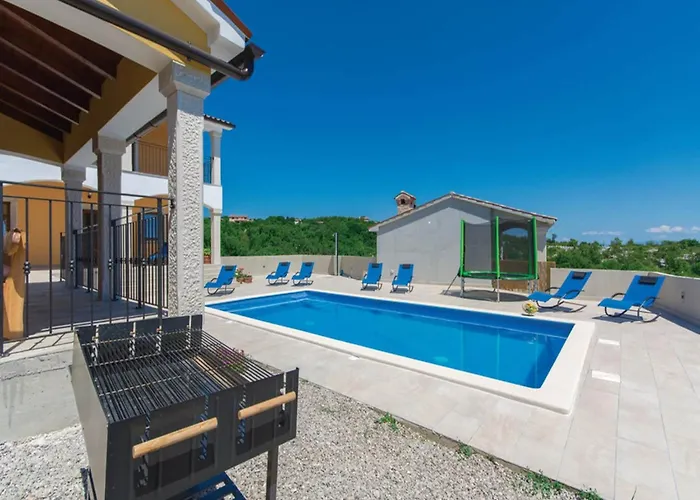 In Skitaca With Pool And Sea Views Vila